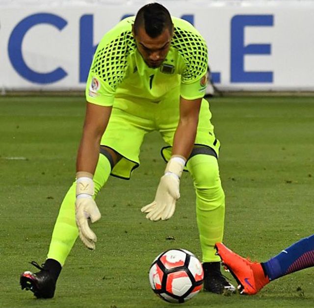 ¿Que guantes y botas está usando Sergio Romero en la Copa América?